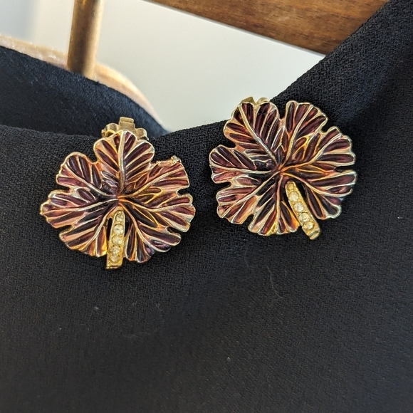♥️ Vintage Flower Leaf Floral design red enamel and rhinestone clip on Earrin… - Picture 2 of 7